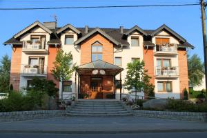 a large building with a staircase in front of it at Hotel Linder in Malnia