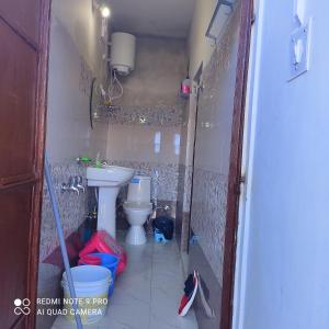 Ein Badezimmer in der Unterkunft Trushali Homestay