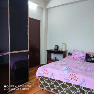Ein Bett oder Betten in einem Zimmer der Unterkunft Trushali Homestay
