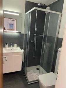 een badkamer met een douche en een wastafel bij Ansàna in Lenz
