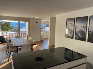 a kitchen and dining room with a table and chairs at Ansàna in Lenz