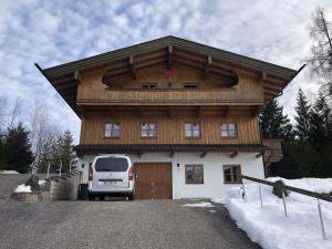 een huis met een busje ervoor geparkeerd bij Patagonien in Steinberg am Rofan