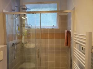Bagno di Pool House Matisse in large park with heated pool