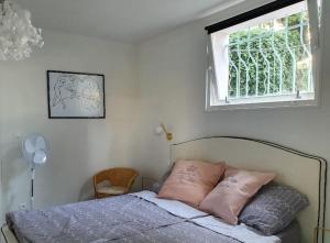 Letto o letti in una camera di Pool House Matisse in large park with heated pool