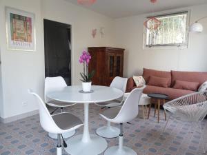 Area soggiorno di Pool House Matisse in large park with heated pool