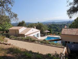 Piscina di Pool House Matisse in large park with heated pool o nelle vicinanze