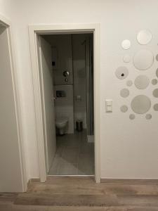 ハーゲンにあるneustes schönes Wohnen nahe Hagen Eilpeのトイレ付きのバスルームへの開口ドア