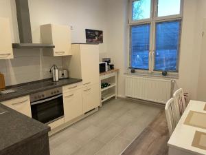 cocina con electrodomésticos blancos, mesa y ventana en neustes schönes Wohnen nahe Hagen Eilpe, en Hagen
