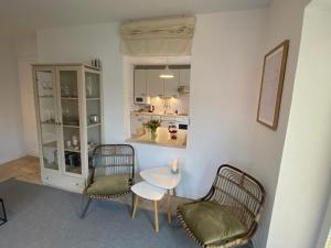 un soggiorno con due sedie e un tavolo di Kalle Blomquist a Hörnum