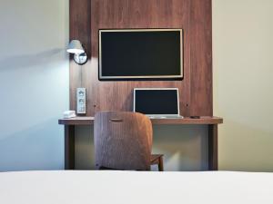 TV a/nebo společenská místnost v ubytování Campanile Nancy Centre - Gare
