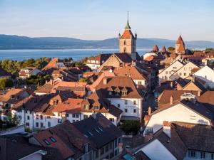 une vue aérienne sur une ville dotée d'une tour d'horloge dans l'établissement Le Rive Sud, à Estavayer-le-Lac