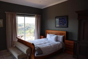 Un dormitorio con una cama grande y una ventana en Mountain dew, en Balmoral