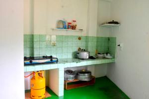 a model of a kitchen with a stove and a sink at Train View Villa in Nanu Oya