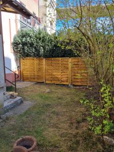 una valla de madera en un patio junto a un edificio en neustes schönes Wohnen nahe Hagen Eilpe, en Hagen