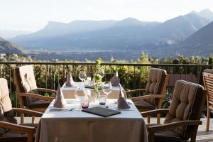 einen Tisch mit Weingläsern und Servietten auf dem Balkon in der Unterkunft Pension Örtlerhof in Dorf Tirol