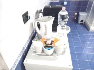 a blender sitting on top of a toilet in a bathroom at B&B accogliente a due passi dal metrò di Milano - Casa Adriana in Cologno Monzese