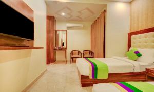 Treebo G K Residency Near Dehradun Railway Station客房内的一张或多张床位