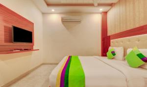 Treebo G K Residency Near Dehradun Railway Station的电视和/或娱乐中心