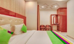 Treebo G K Residency Near Dehradun Railway Station客房内的一张或多张床位