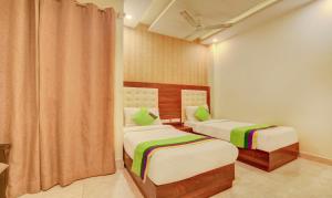 Treebo G K Residency Near Dehradun Railway Station客房内的一张或多张床位