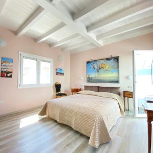 una camera da letto con un letto e un grande dipinto sul muro di B&B Luce Cagliari a Cagliari