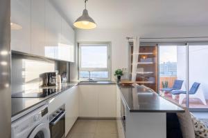 Kuchyň nebo kuchyňský kout v ubytování MEDANO4YOU Stellas Penthouse + 37 fotografií