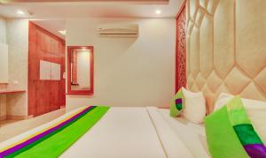 Treebo G K Residency Near Dehradun Railway Station客房内的一张或多张床位