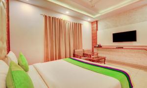 Treebo G K Residency Near Dehradun Railway Station的电视和/或娱乐中心