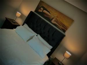 sypialnia z łóżkiem i obrazem na ścianie w obiekcie Lovely 1 bedroom apartment w Kapsztadzie