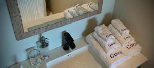 umywalkę z 3 składanymi ręcznikami w obiekcie Lovely 1 bedroom apartment w Kapsztadzie +21 zdjęć