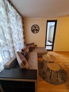 een woonkamer met een bank en een tafel bij Родопски Рай in Pamporovo