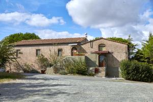 una grande casa in mattoni con vialetto di Podere San Francesco a Volterra