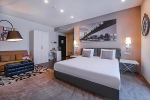 מיטה או מיטות בחדר ב-Opera Suite Hotel