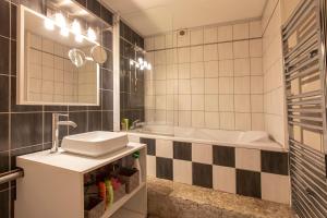 Ένα μπάνιο στο Appartement hyper centre ville historique 60 m2