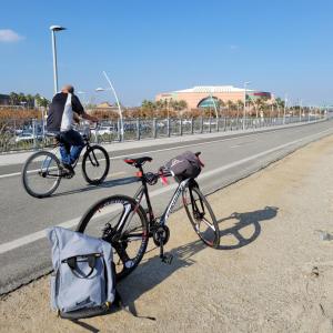 una bicicleta estacionada al lado de una carretera con una mochila en OC House en Santa Ana