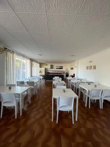 Kuchyňa alebo kuchynka v ubytovaní Hotel Plaza Miami - Sólo Adultos