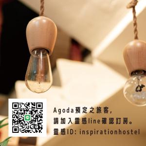 twee glazen lampen aan een plafond bij Yilan Inspiration in Luodong