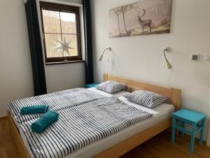 una camera da letto con un letto con due cuscini e una finestra di Apartman Jelen a Deštné v Orlických horách