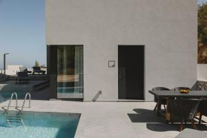 The swimming pool at or close to Aposperia Memorable Living