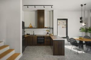 A kitchen or kitchenette at Aposperia Memorable Living