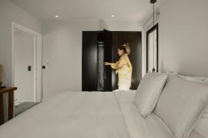 A bed or beds in a room at Aposperia Memorable Living