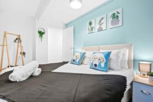 1 dormitorio con 1 cama grande y paredes azules en Queens Apartment - By My Getaways - Free Parking for one car, en Brighton & Hove