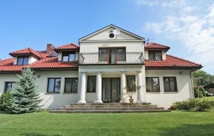 duży biały dom z czerwonym dachem w obiekcie Villa Sofia w Krakowie