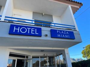 a hotel sign on the side of a building at Hotel Plaza Miami - Sólo Adultos in Miami Platja