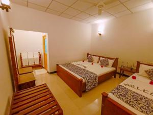 Postel nebo postele na pokoji v ubytování Nimsara Lodge Sigiriya