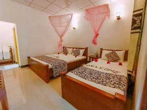 Postel nebo postele na pokoji v ubytování Nimsara Lodge Sigiriya
