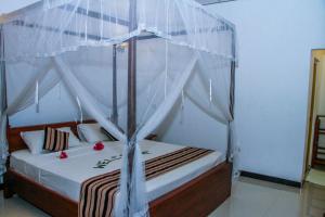 Postel nebo postele na pokoji v ubytování Nimsara Lodge Sigiriya