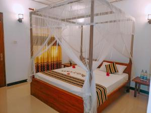 Tempat tidur dalam kamar di Nimsara Lodge Sigiriya