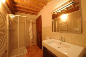 A bathroom at Piccolo Borgo Gagnoni