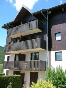 - un bâtiment avec des balcons sur le côté dans l'établissement LELEX, MONTS JURA, LES ETALES 26, à Lélex